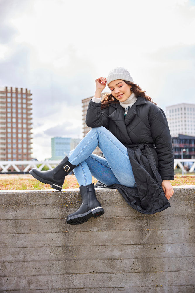 Buckle Detail Chelsea Boots with Quilted Coat and Jeans Buckle Detail Chelsea Boots with Quilted Coat and Jeans — Chelsea Boots Outfits
