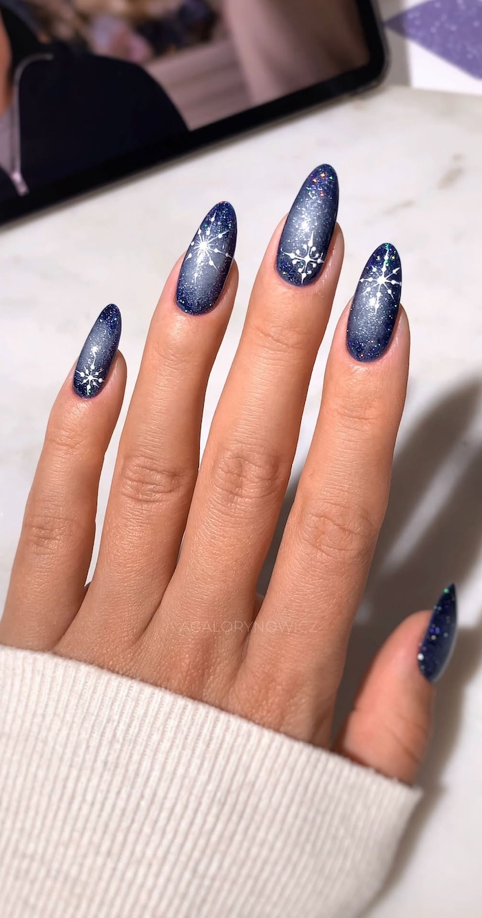 Dark Blue Glitter Snowflake Stiletto Dark Blue Glitter Snowflake Stiletto — Winter Round Nails