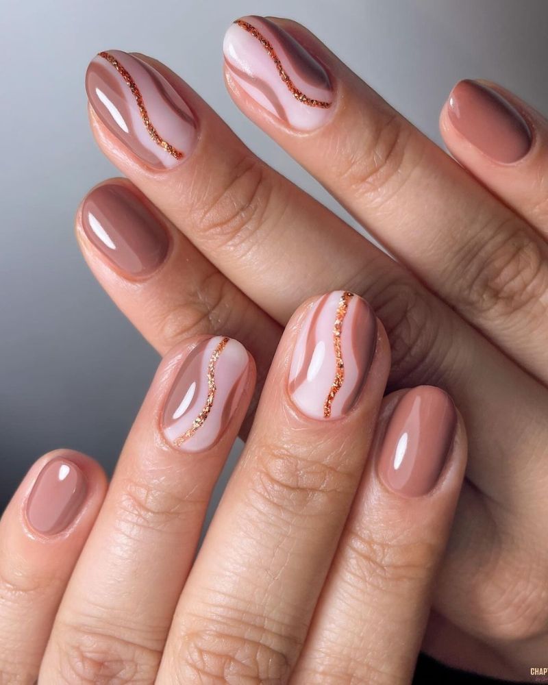 Nude Pink Wavy Lines with Gold Glitter Nude Pink Wavy Lines with Gold Glitter — Short Winter Acrylic Nails