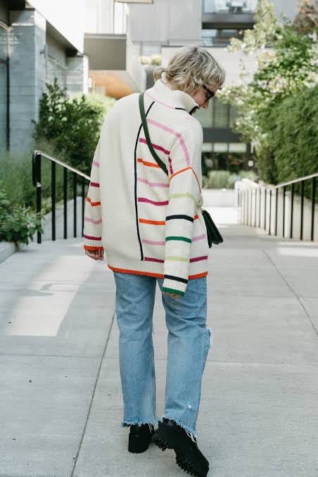 Colorful Stripes: Cream Sweater with Ripped Jeans and Chunky Boots Colorful Stripes: Cream Sweater with Ripped Jeans and Chunky Boots — Oversized Sweater Outfits