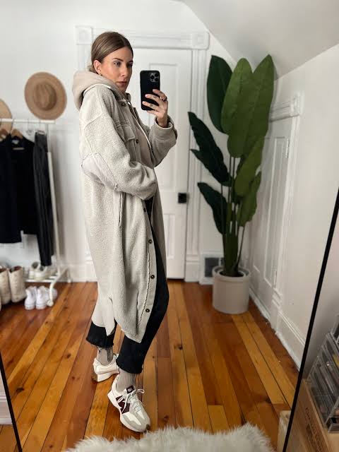 Beige Oversized Hoodie with Black Pants and Sneakers Beige Oversized Hoodie with Black Pants and Sneakers — Hoodie Outfits