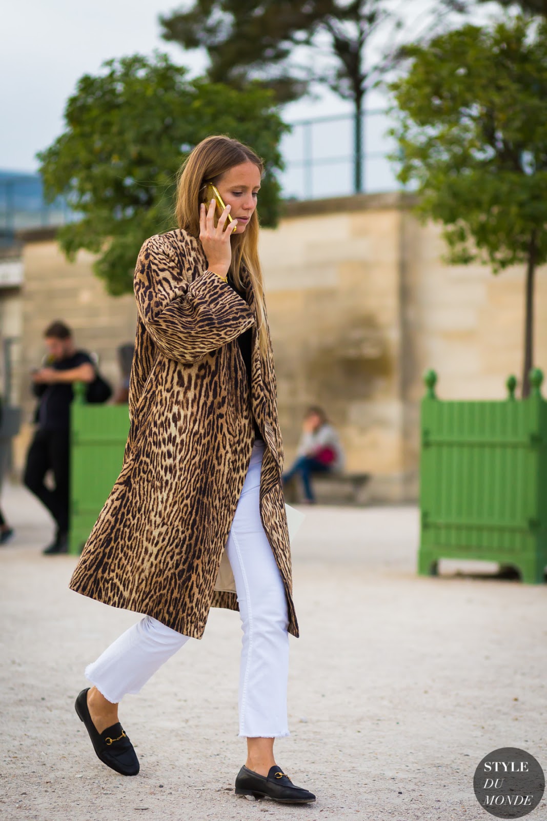 Casual Long Leopard Coat with Black Top and White Trousers Casual Long Leopard Coat with Black Top and White Trousers — Leopard Coat Outfits
