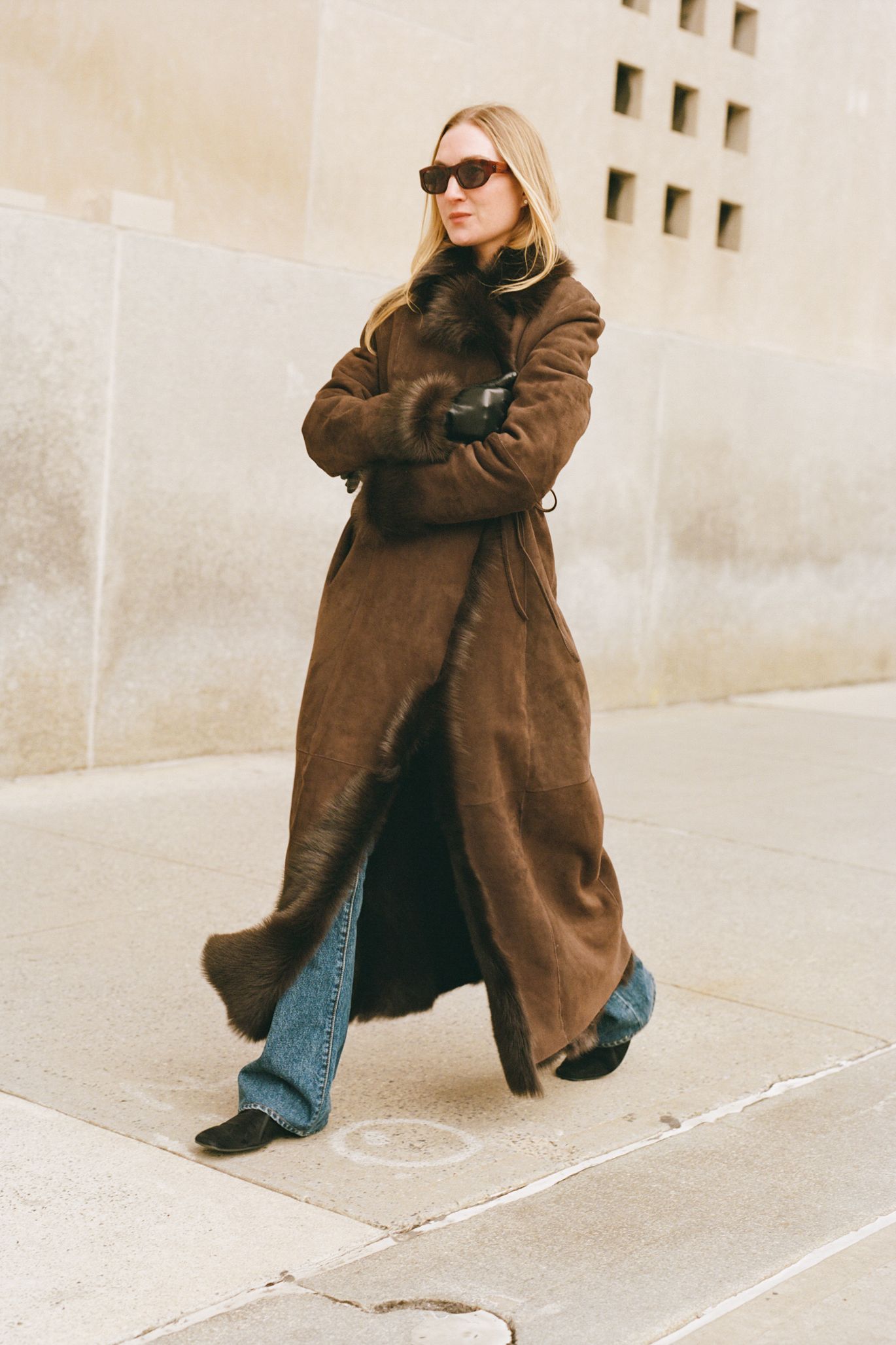 Long Brown Shearling Coat with Wide Leg Jeans for Winter Casual — Faux Fur Coat Outfits