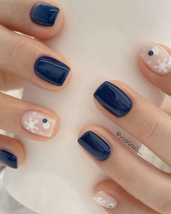 Navy Blue Snowflake Dot Accent Nails Navy Blue Snowflake Dot Accent Nails — Short Winter Square Nails