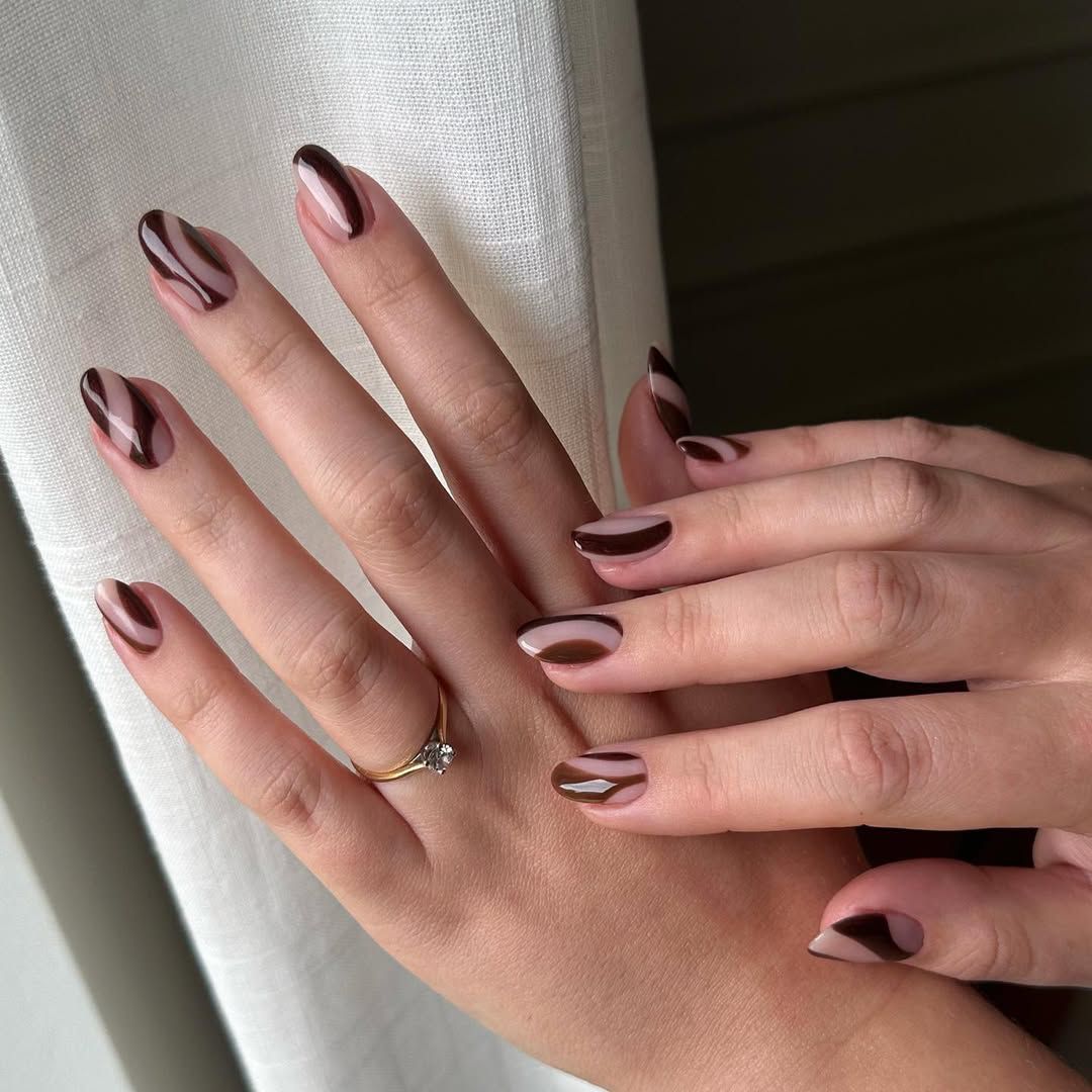 Abstract Curved Lines Almond Nails Abstract Curved Lines Almond Nails — Fall to Winter Nails