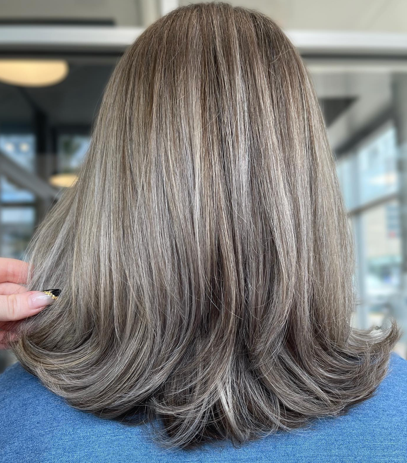 Collarbone Lob Back View, Seamless Gray Blend Collarbone Lob Back View, Seamless Gray Blend — Gray Blending Highlights