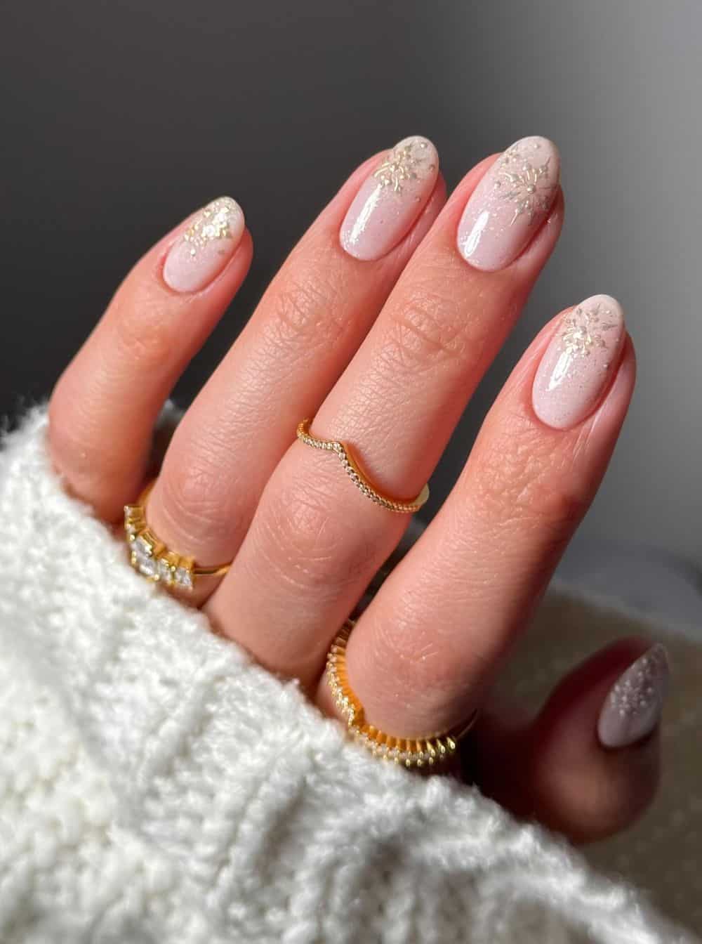 Medium Oval Shimmering Pale Pink Gold Accents Medium Oval Shimmering Pale Pink Gold Accents — January Nails