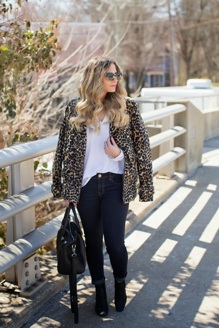 Leopard Jacket with White Shirt and Skinny Jeans Leopard Jacket with White Shirt and Skinny Jeans — Leopard Coat Outfits