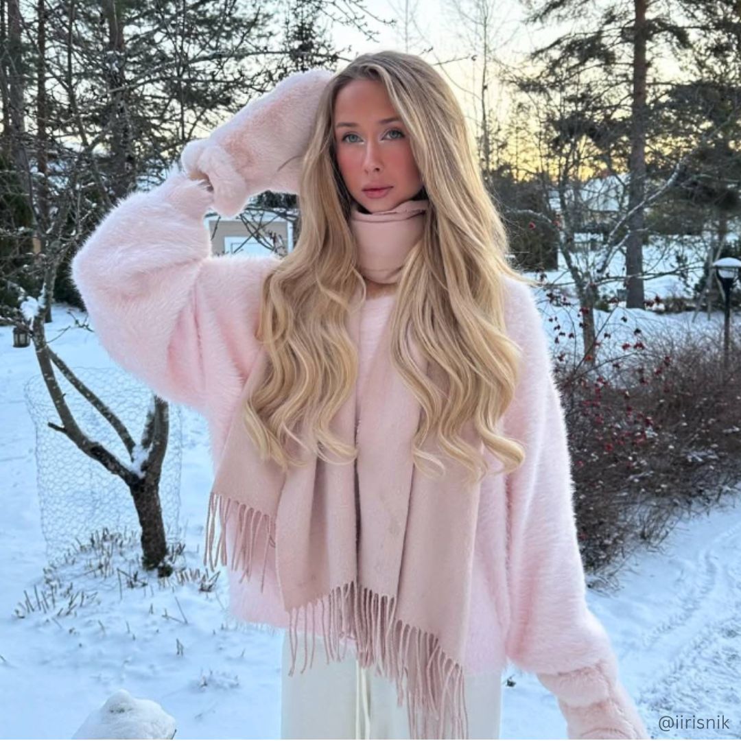 Mid-Back Loose Waves Winter Theme Mid-Back Loose Waves Winter Theme — Winter Haircuts for Oval Faces