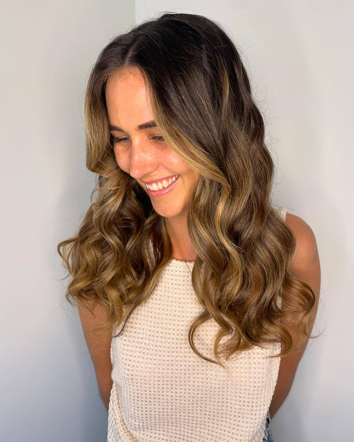 Shoulder Layers With Vibrant Balayage Shoulder Layers With Vibrant Balayage — Winter Haircuts for Wavy Hair