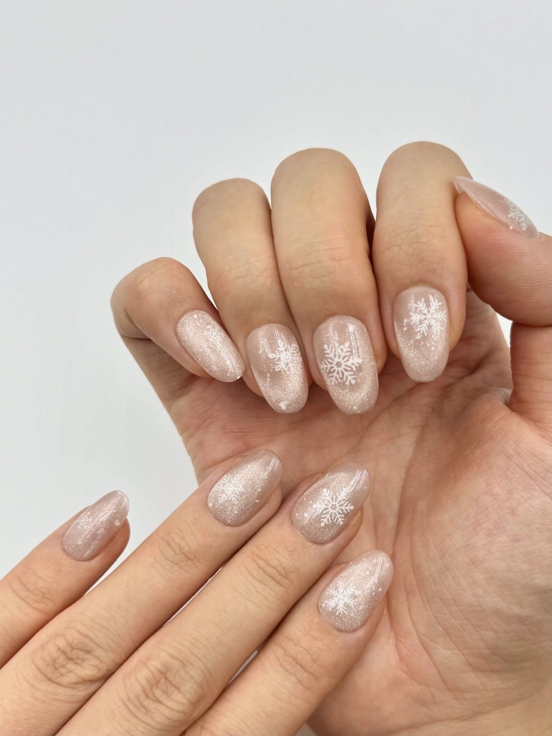 Pale Nude Snowflake Decal Nails Pale Nude Snowflake Decal Nails — Winter Round Nails