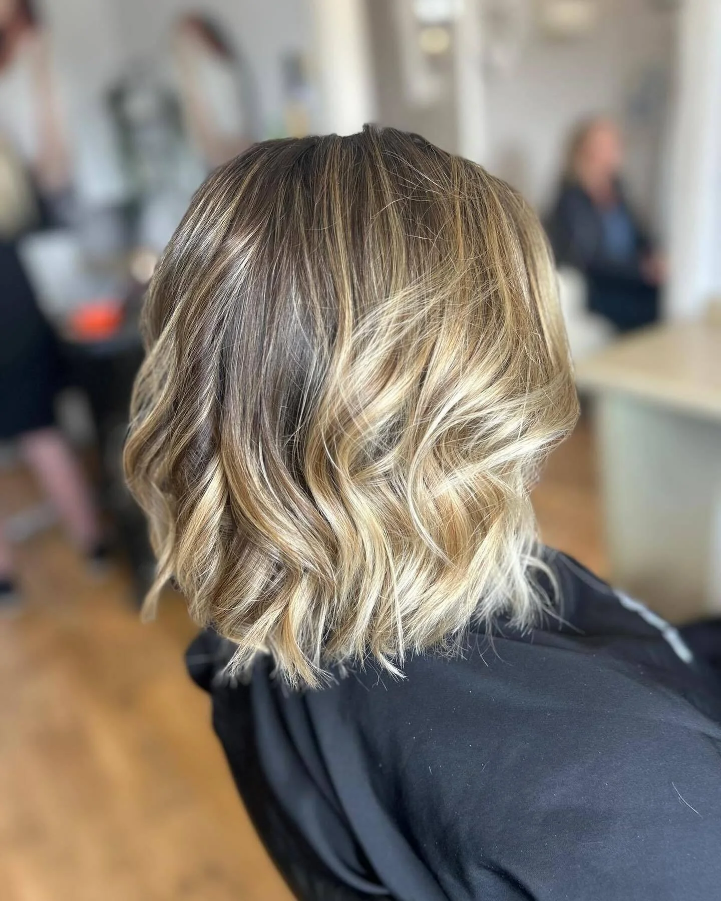 Angled Bob With Honey Blonde Highlights Angled Bob With Honey Blonde Highlights — Medium Length Winter Haircuts