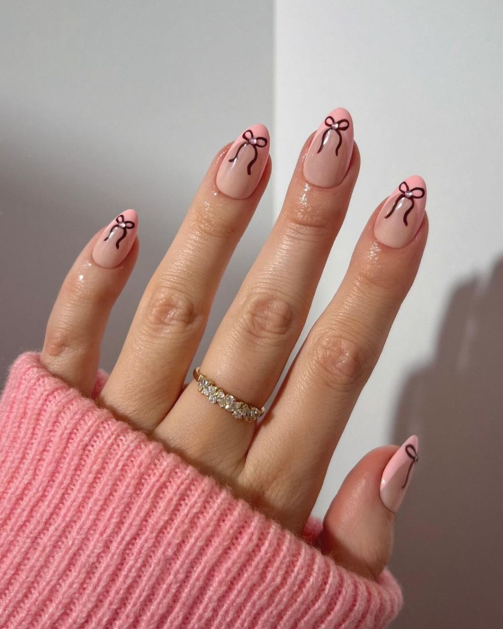 Short Oval White Polka Dot Nails Short Oval White Polka Dot Nails — Trendy Simple Nail Designs