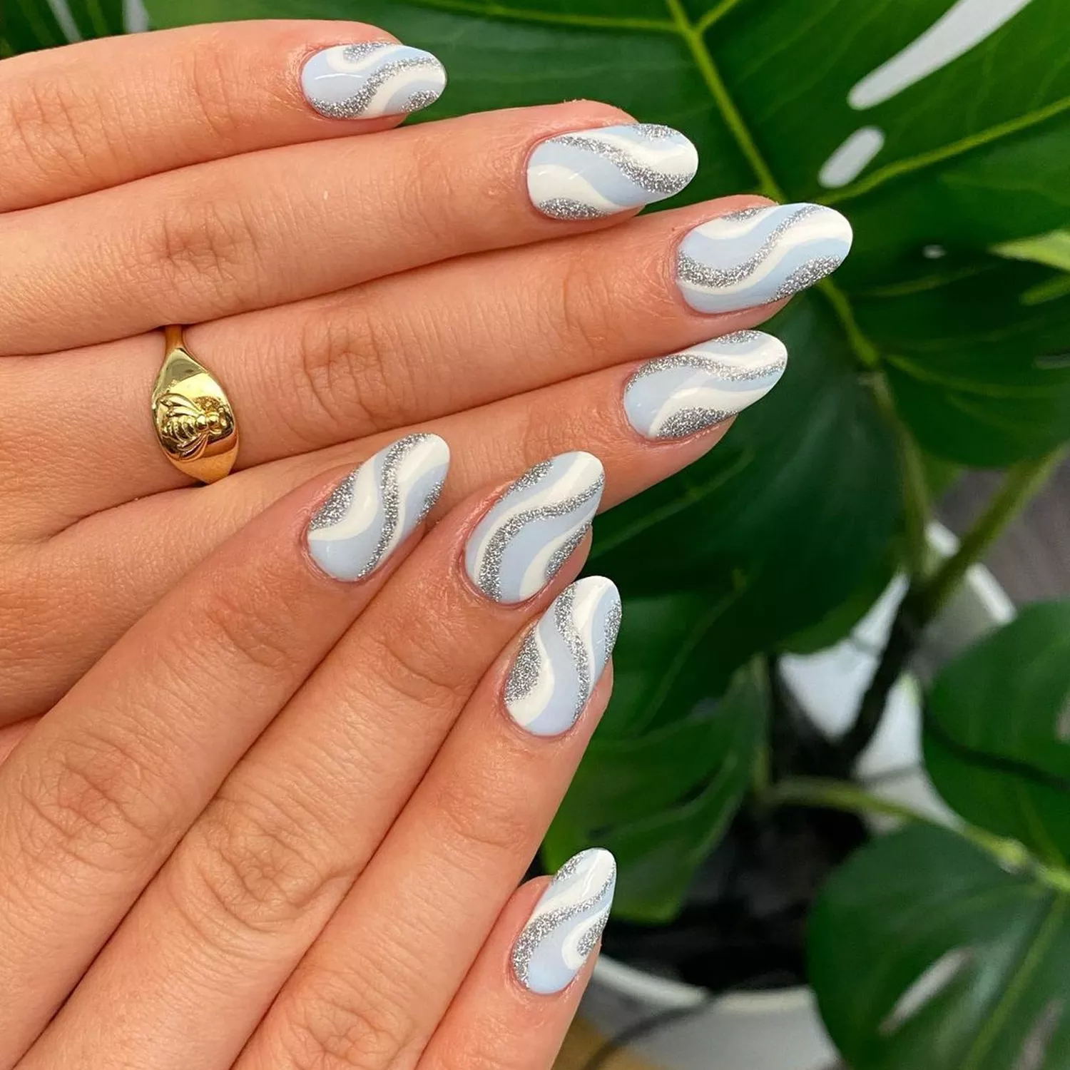 Medium Oval Swirling Lines Glitter Medium Oval Swirling Lines Glitter — January Nails