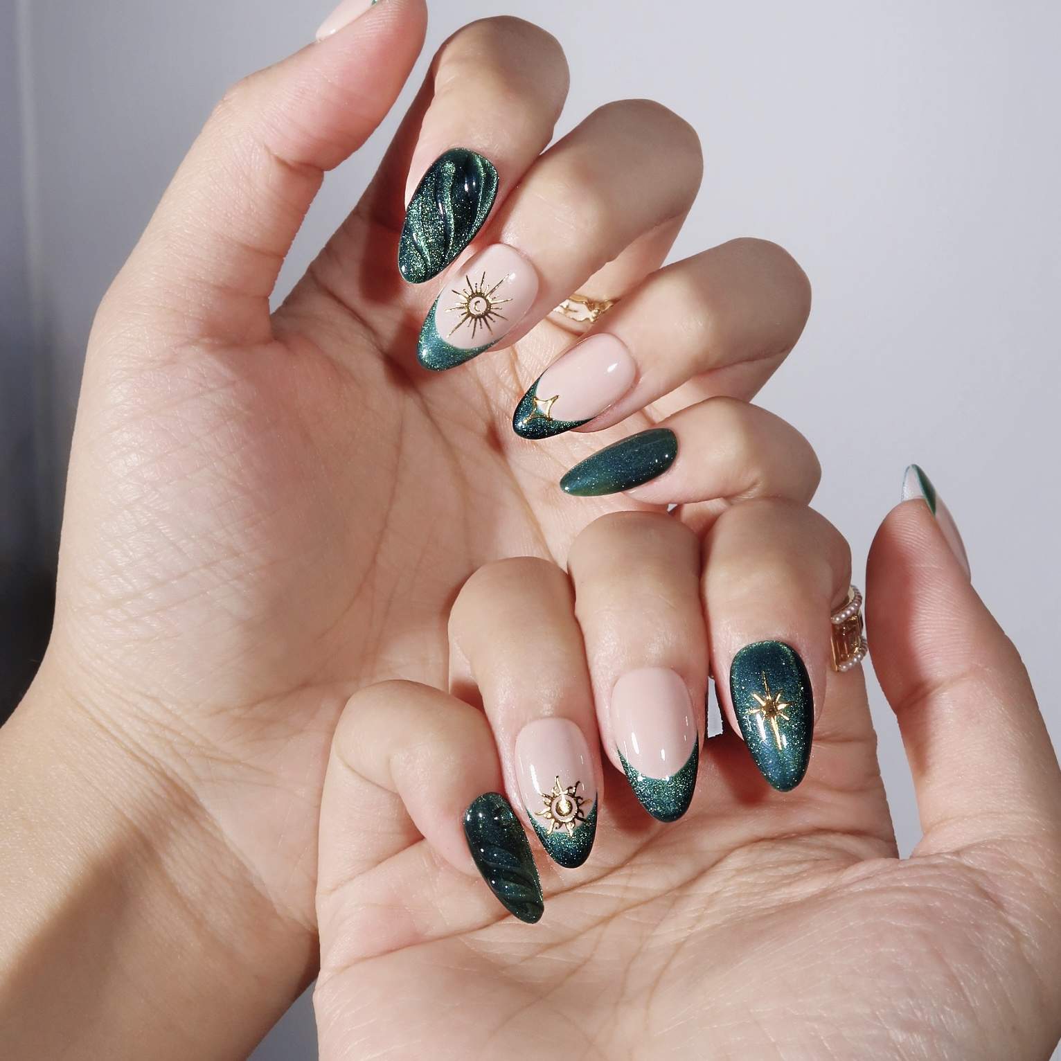 Glossy Glitter Celestial Emerald Glitter French Nails Glossy Glitter Celestial Emerald Glitter French Nails — Emerald Green Nails