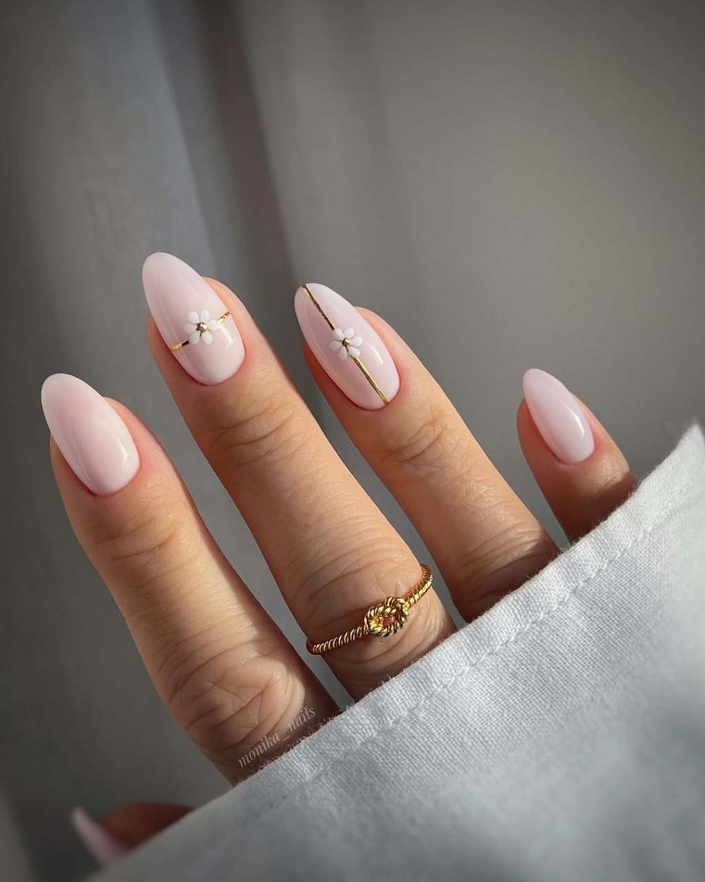 Pale Pink Gold Line White Flower Nails Pale Pink Gold Line White Flower Nails — Simple Nail Designs