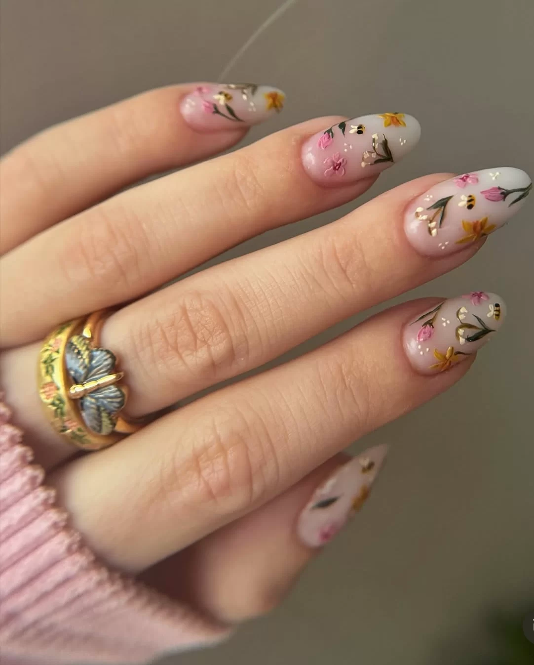 White Floral Bee Gold Detail Almond Nails White Floral Bee Gold Detail Almond Nails — Classy Simple Nail Designs