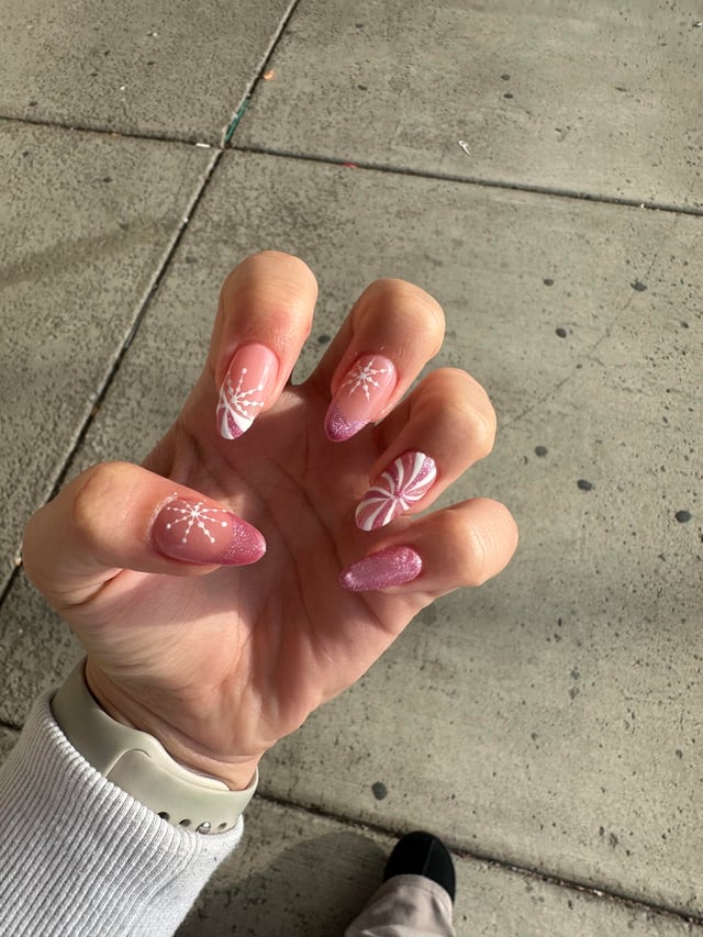 Glossy With Glitter Medium Almond Pale Pink with Snowflakes and Candy Canes Glossy With Glitter Medium Almond Pale Pink with Snowflakes and Candy Canes — Winter Pink Nails
