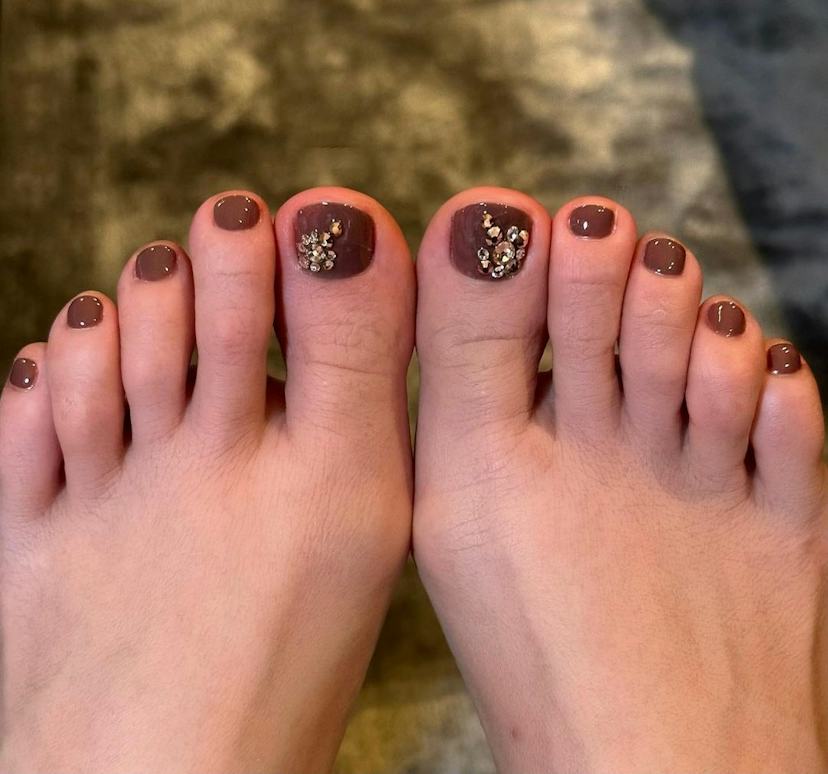 Medium Brown Rhinestone Toes Medium Brown Rhinestone Toes — Winter Pedicure Colors