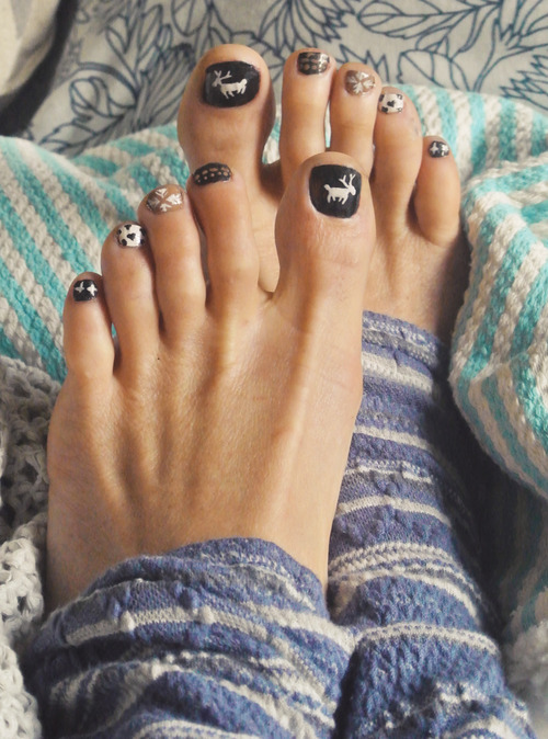 Cozy Reindeer Snowflake Toes — Winter Toe Nails