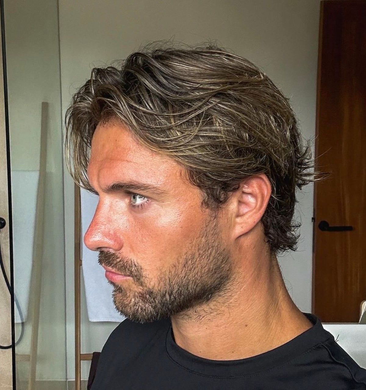 Collarbone Waves With Side-Swept Bangs — Winter Haircuts for Men