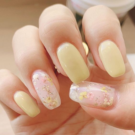 Medium Coffin Floral Gold Foil Nails Medium Coffin Floral Gold Foil Nails — Yellow Nail Designs