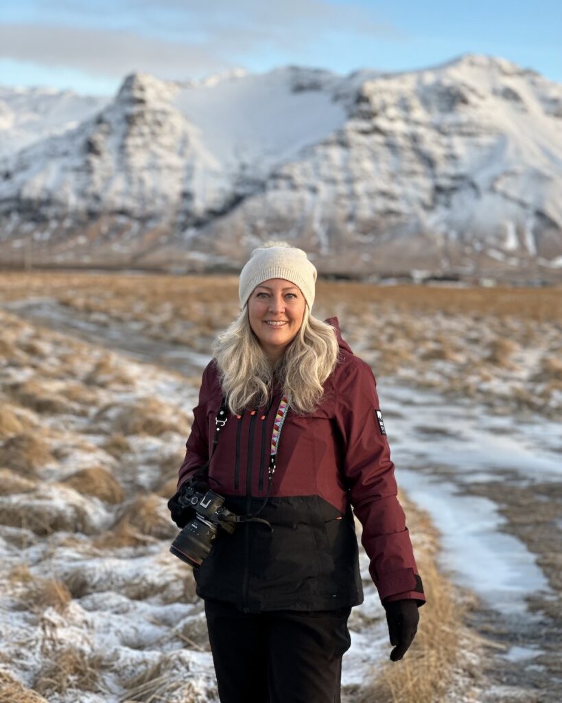 Maroon and Black Two-Tone Jacket for Outdoor Photography Maroon and Black Two-Tone Jacket for Outdoor Photography — Iceland Winter Outfits