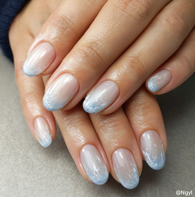 Frosty Short Oval Ombre Tips — Winter Ombre Nails