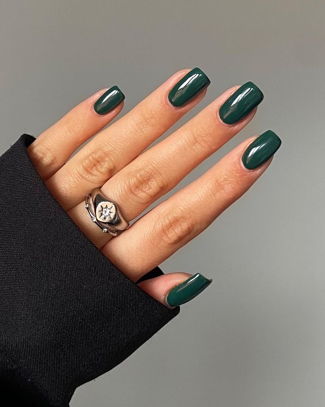 Deep Forest Green Glossy Oval Nails Deep Forest Green Glossy Oval Nails — Short Winter Nails