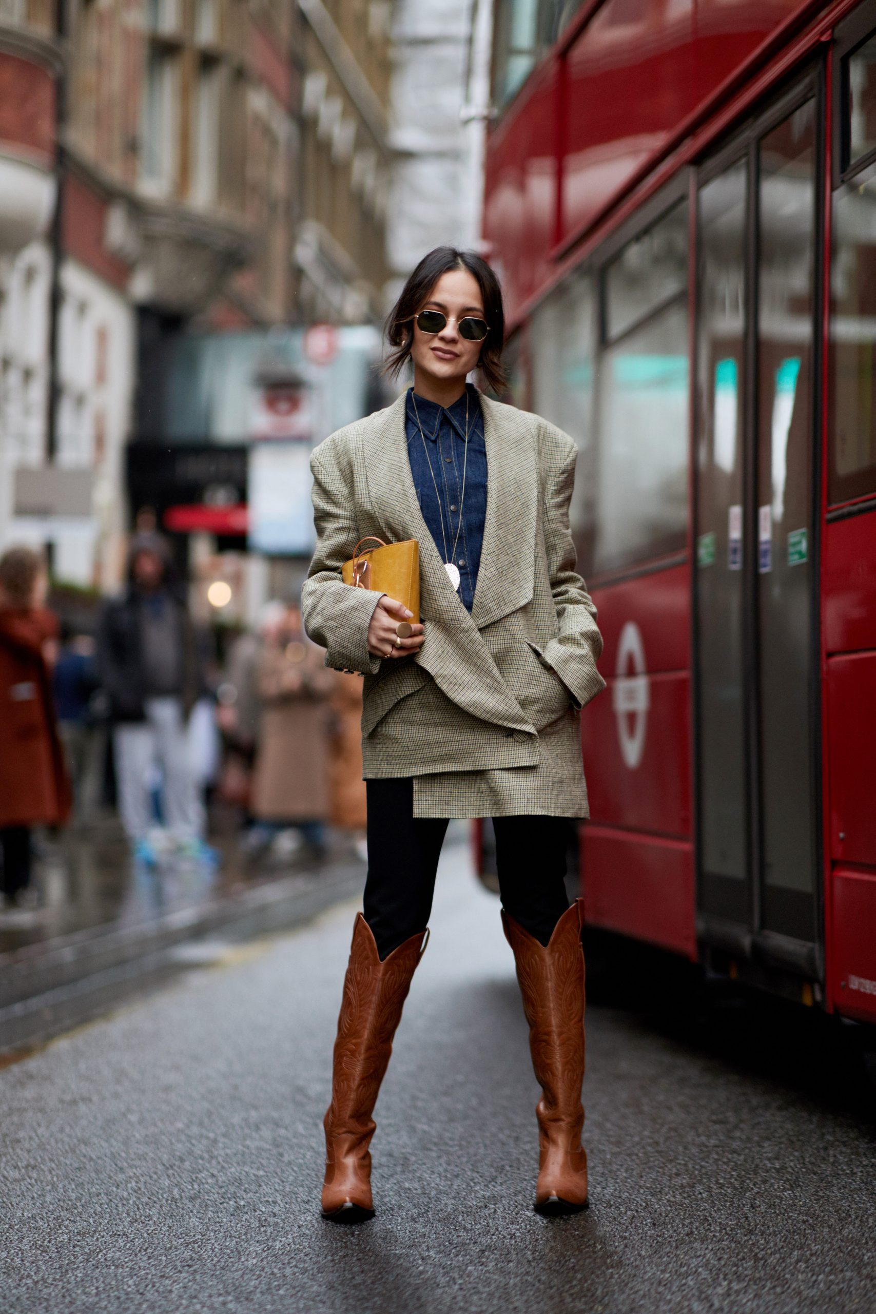 Oversized Checked Blazer for a Fashion-Forward London Look Oversized Checked Blazer for a Fashion-Forward London Look — London Winter Outfits