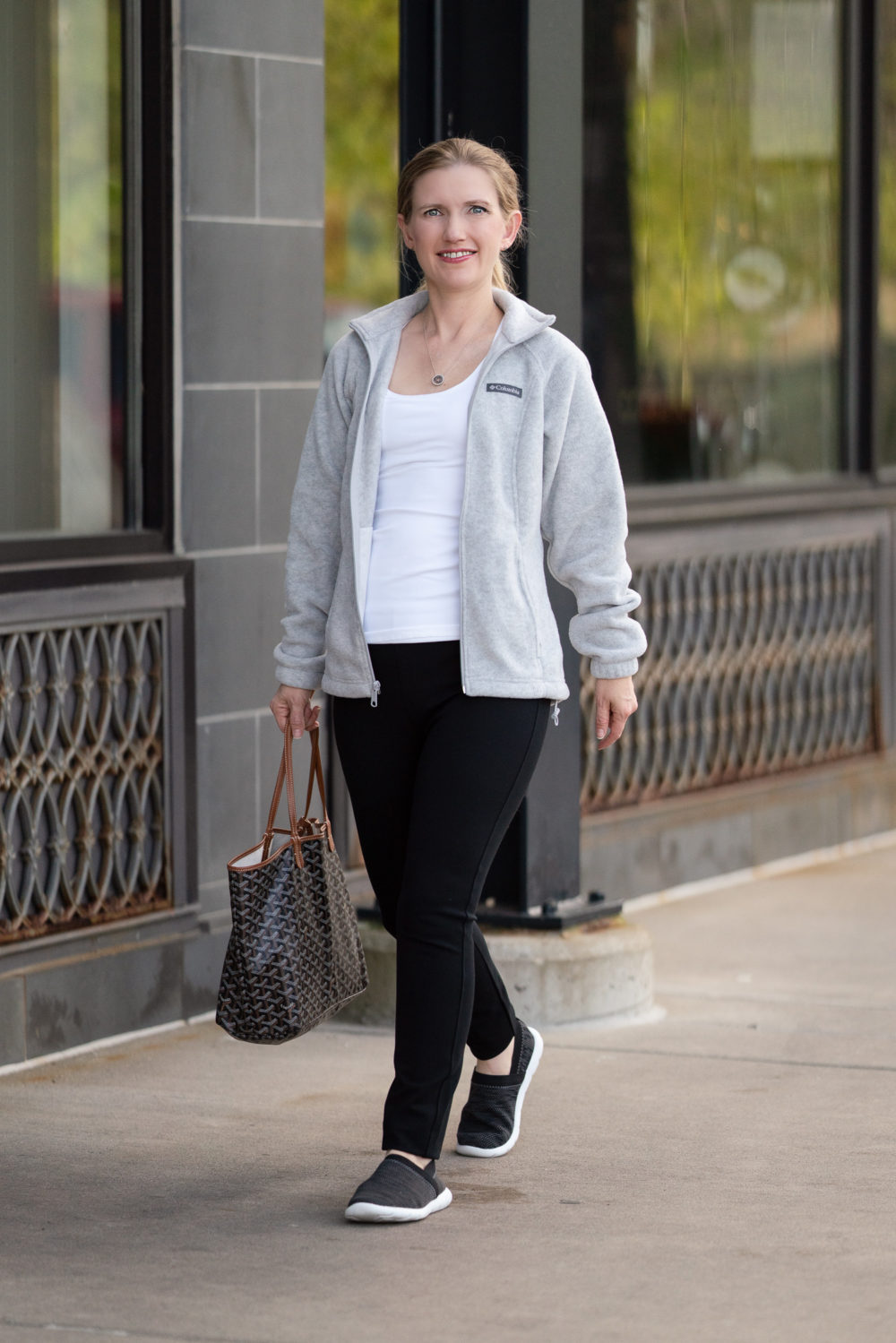 Effortless Weekend: Grey Fleece Zip-Up with Black Leggings and Sneakers Effortless Weekend: Grey Fleece Zip-Up with Black Leggings and Sneakers — Fleece Jacket Outfits