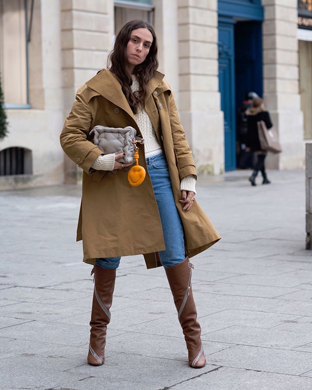 Street Style Chic: Brown Knee-High Boots with Trench Coat and Cable-Knit Sweater — Brown Boots Outfits