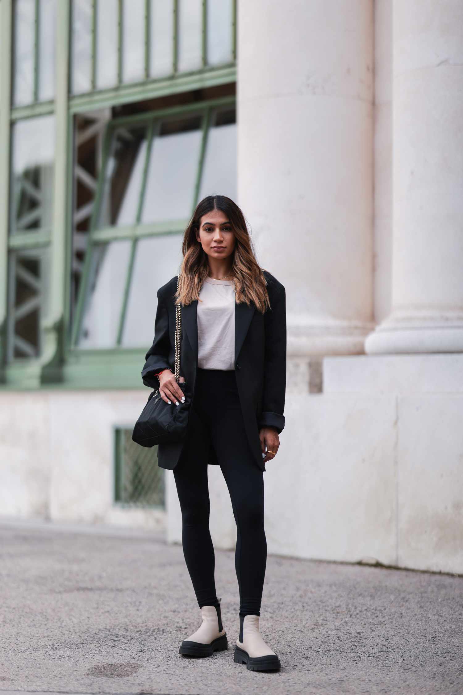 Brown Chelsea Boots with Sweatpants and a Long Coat for Relaxed Style Brown Chelsea Boots with Sweatpants and a Long Coat for Relaxed Style — Chelsea Boots Outfits