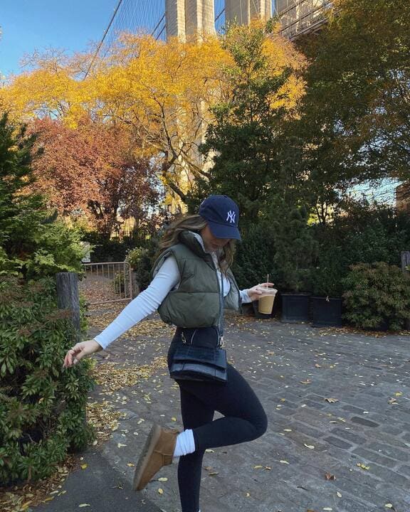 Cropped Green Puffer Vest with Leggings and Baseball Cap Cropped Green Puffer Vest with Leggings and Baseball Cap — Puffer Vest Outfits