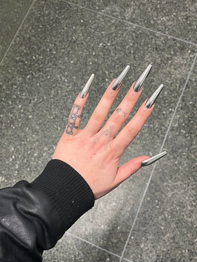 Visual Idea — Silver Chrome Nails