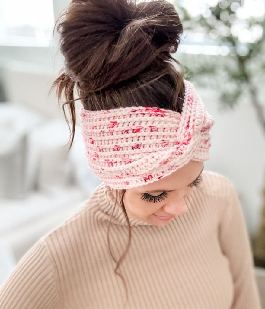 Messy Bun with Twisted Knot Headband Messy Bun with Twisted Knot Headband — Winter Hairstyles with Headband