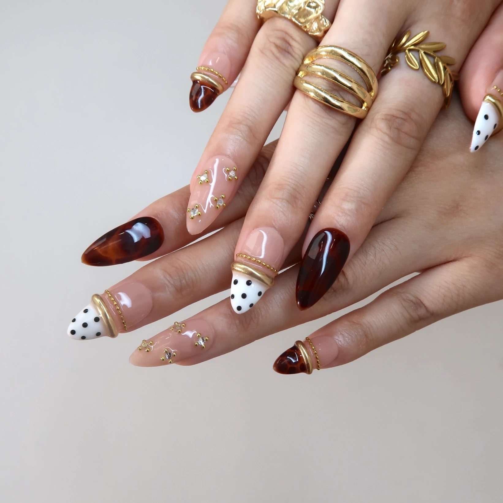 Nude Base with Gold Stars and Tortoiseshell Nude Base with Gold Stars and Tortoiseshell — Mocha Nails
