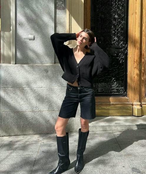 Modern Casual: Black Boots with Denim Shorts Modern Casual: Black Boots with Denim Shorts — Riding Boots Outfits