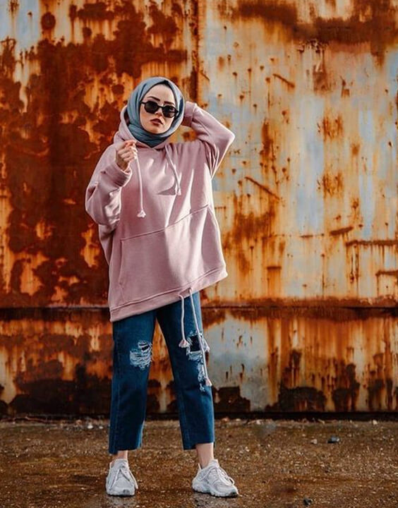 Oversized Hoodie with Ripped Jeans for Casual Comfort Oversized Hoodie with Ripped Jeans for Casual Comfort — Modest Winter Outfits