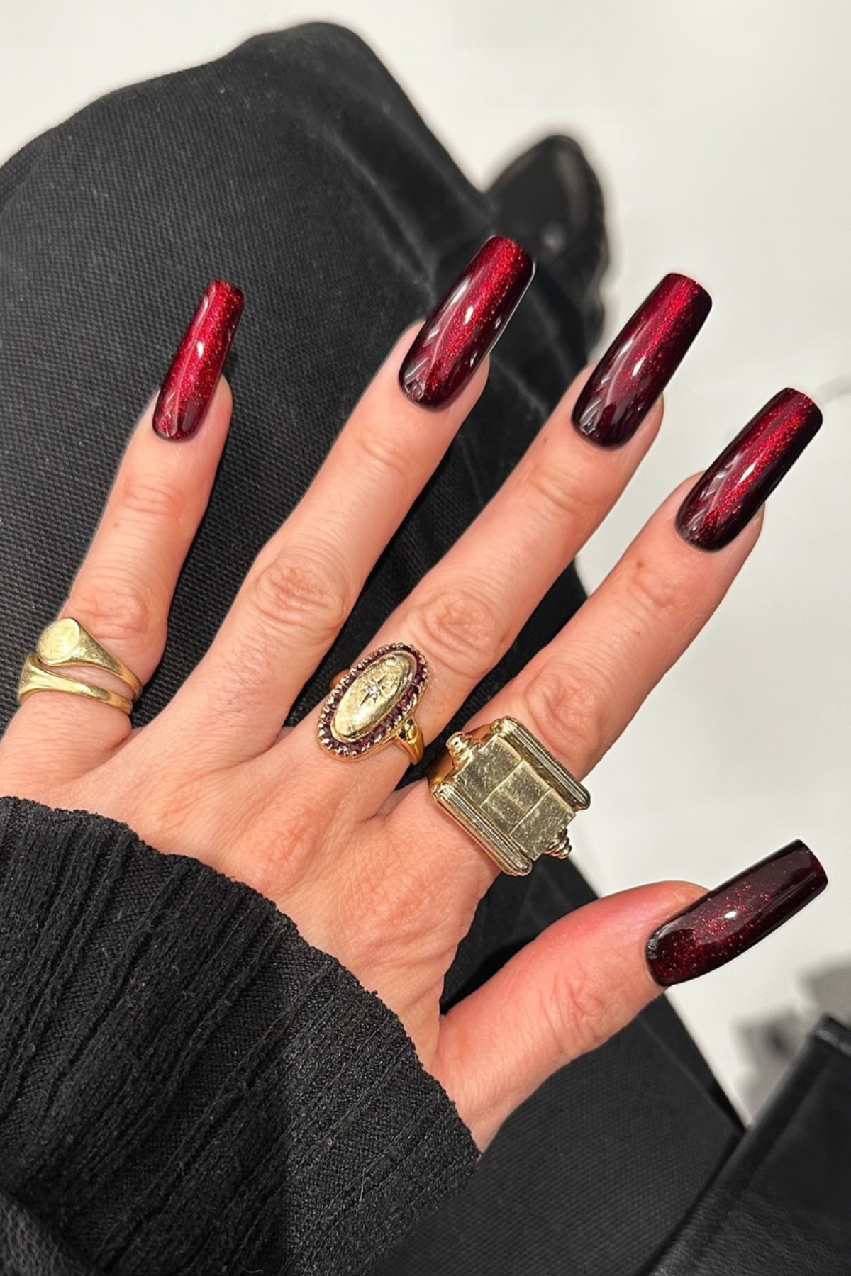 Cat Eye Shimmer Long Coffin Nails Cat Eye Shimmer Long Coffin Nails — Cherry Red Nails