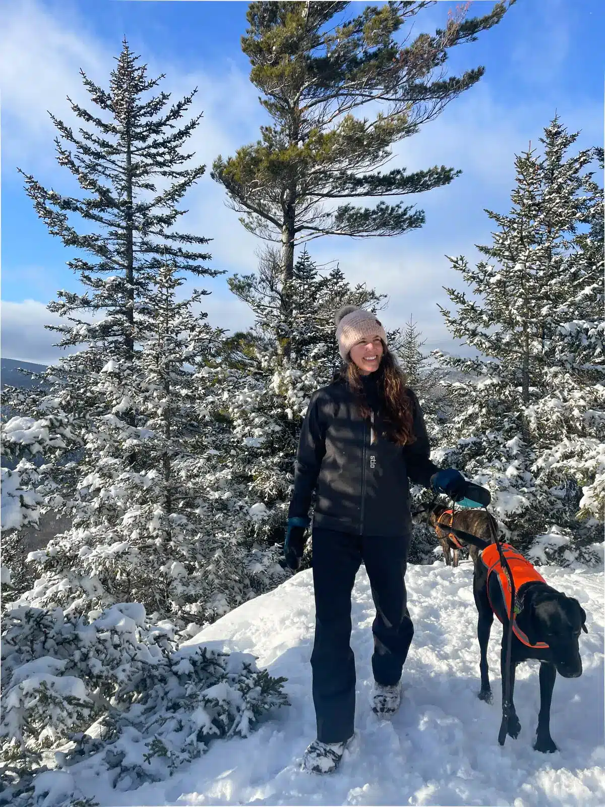 Monochromatic Black Outfit with a Pop of Pink Beanie — Winter Hiking Outfits