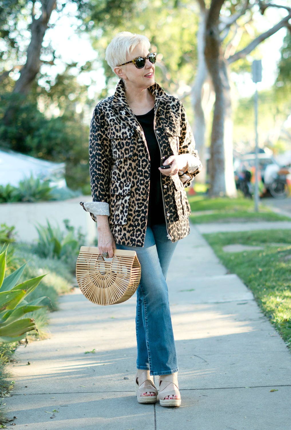 Leopard Jacket with T-Shirt and Light Wash Jeans Leopard Jacket with T-Shirt and Light Wash Jeans — Leopard Coat Outfits