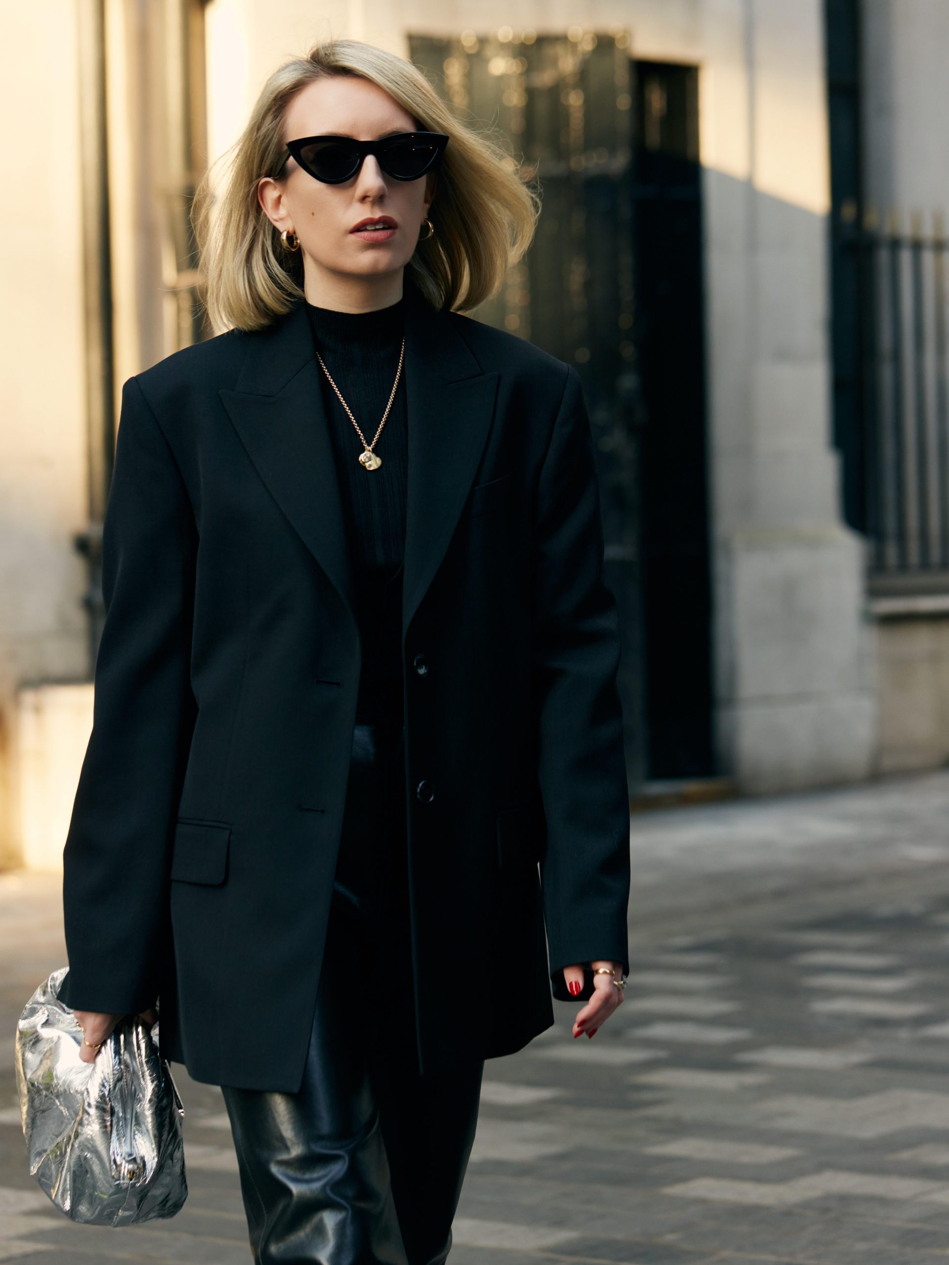 Black Turtleneck Under Oversized Blazer with Black Pants Black Turtleneck Under Oversized Blazer with Black Pants — Minimalist Winter Outfits