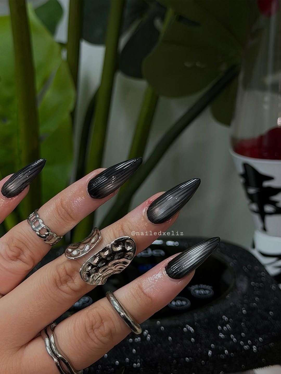Dark Grey Metallic Ribbed Stiletto Nails Dark Grey Metallic Ribbed Stiletto Nails — Dark Winter Nails