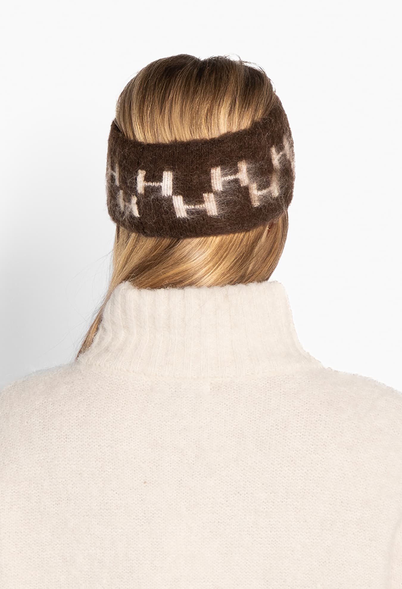 Collarbone Blowout with Knitted Headband Collarbone Blowout with Knitted Headband — Winter Hairstyles with Headband