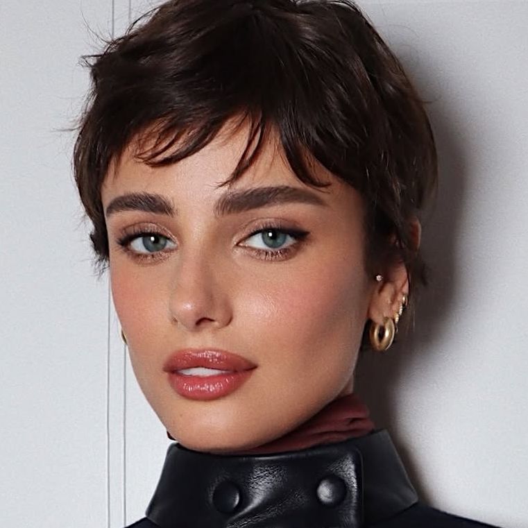 ухо Ash Blonde Pixie With Textured Styling ухо Ash Blonde Pixie With Textured Styling — Short Winter Haircuts