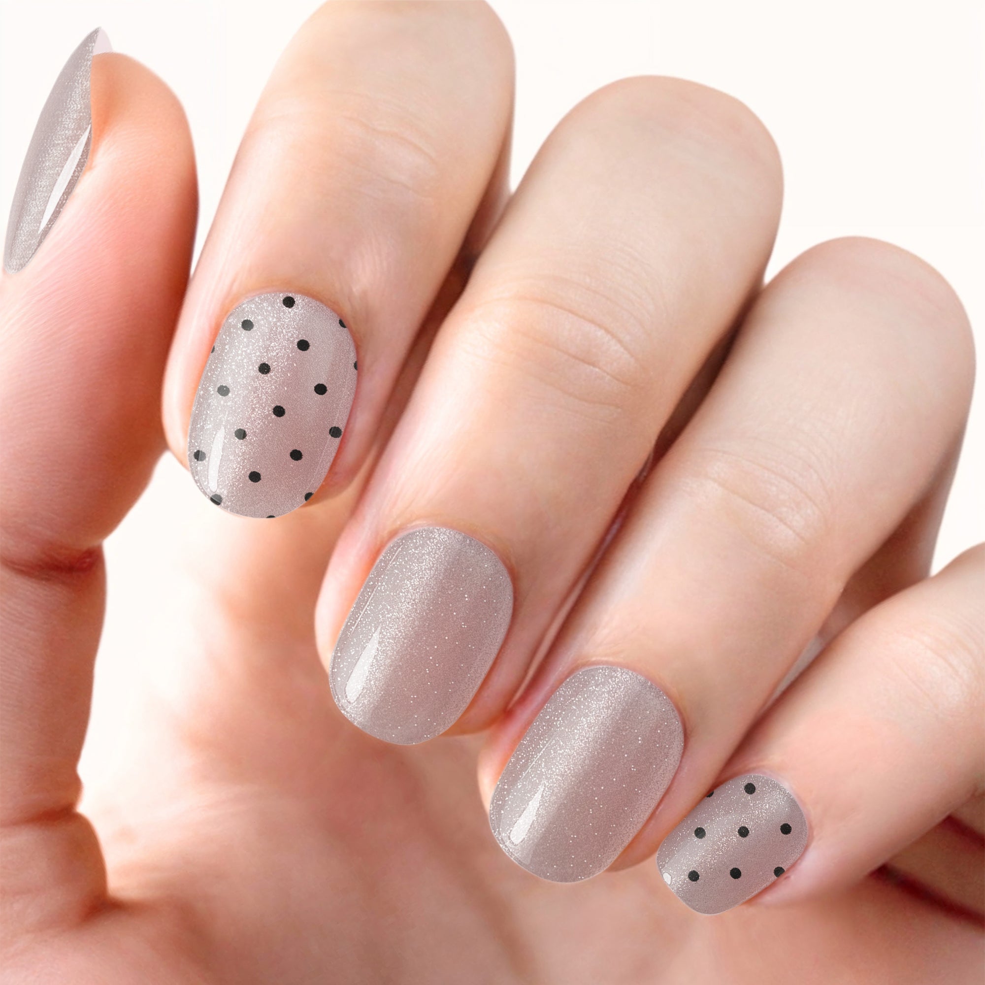 Light Gray Polka Dot Shimmer Oval Nails Light Gray Polka Dot Shimmer Oval Nails — Winter Gray Nails