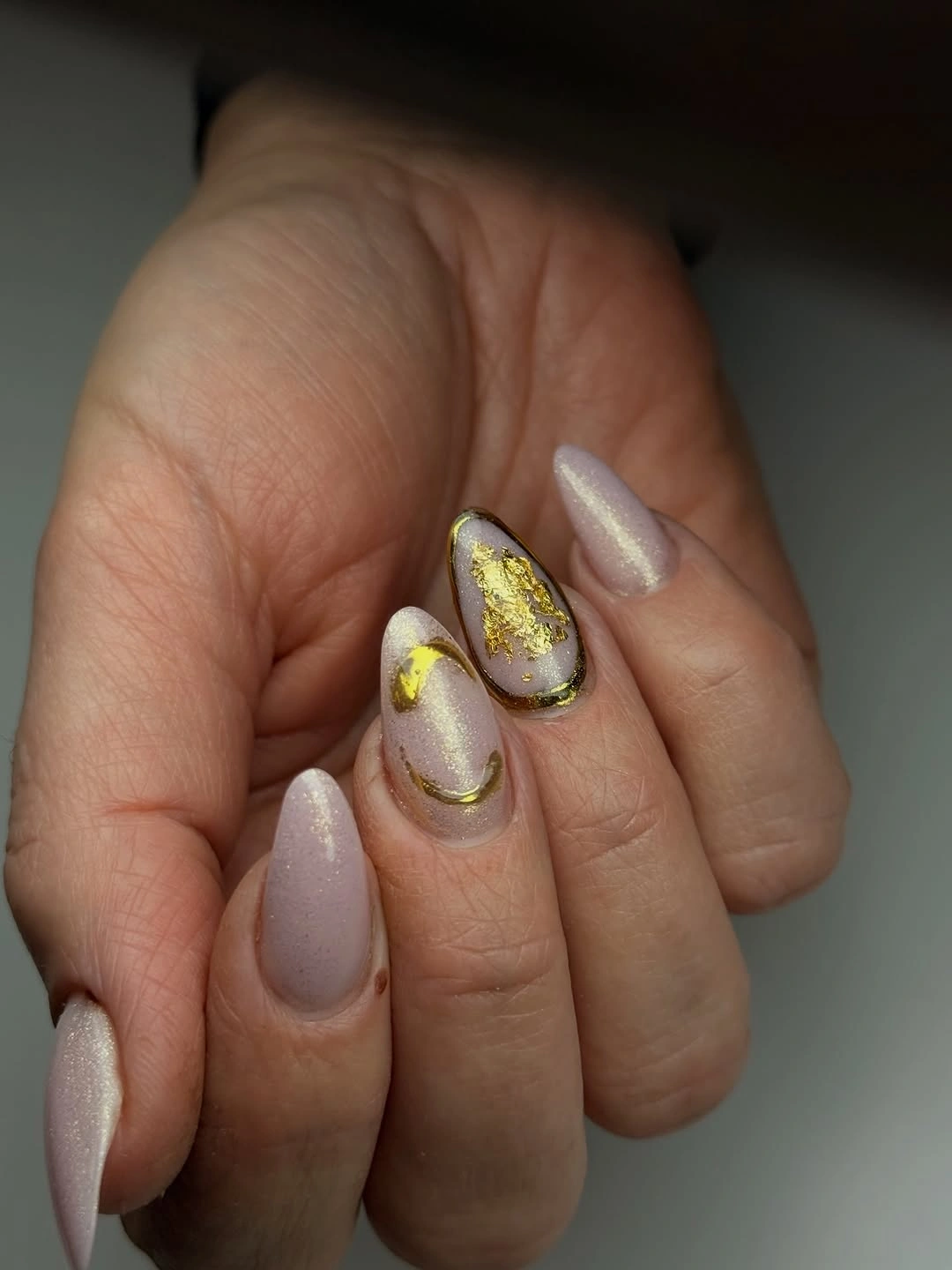 Short burgundy nails with red shimmer and white sparkle motifs