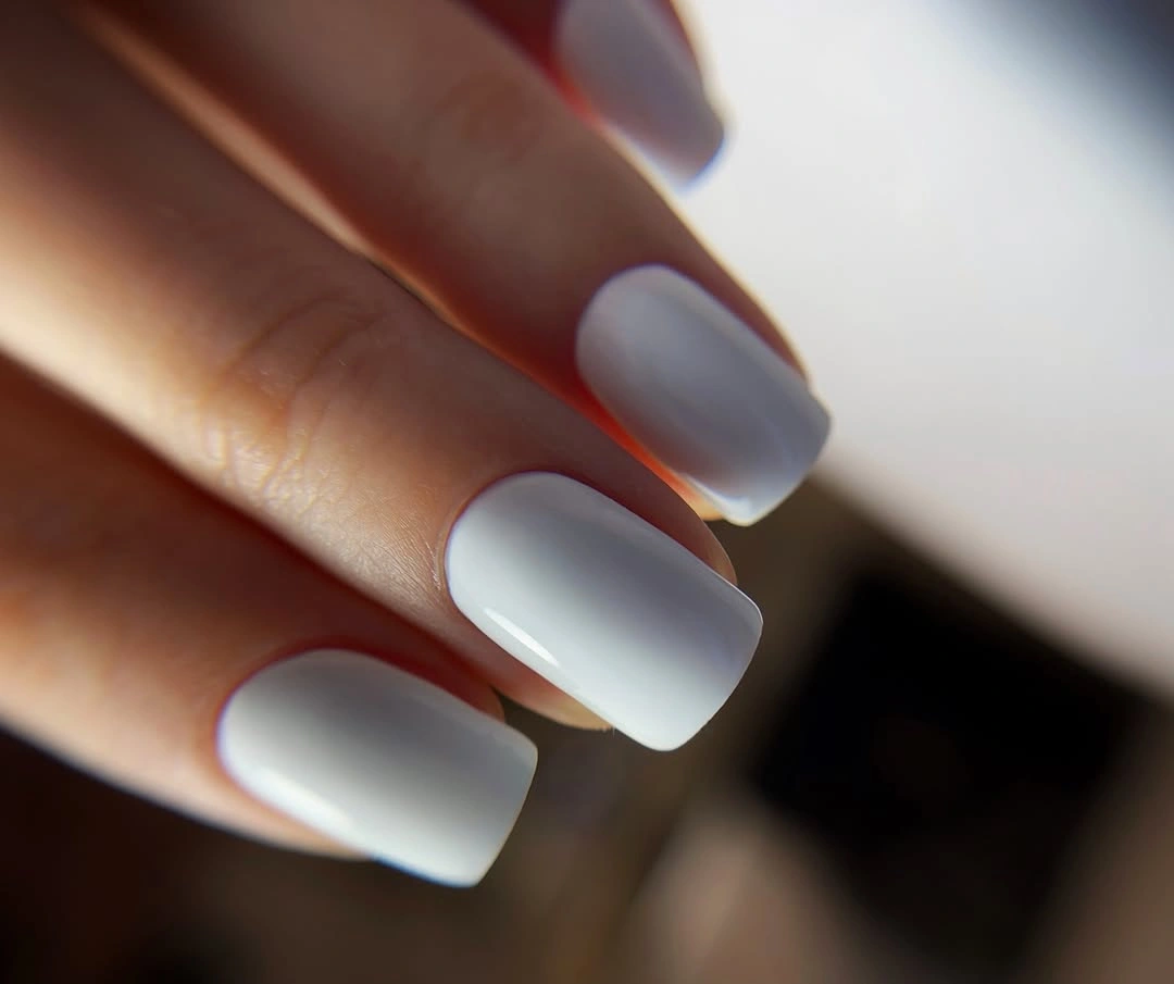 Tapered nails with gold ridges, tortoiseshell-like brown, cream, and black details
