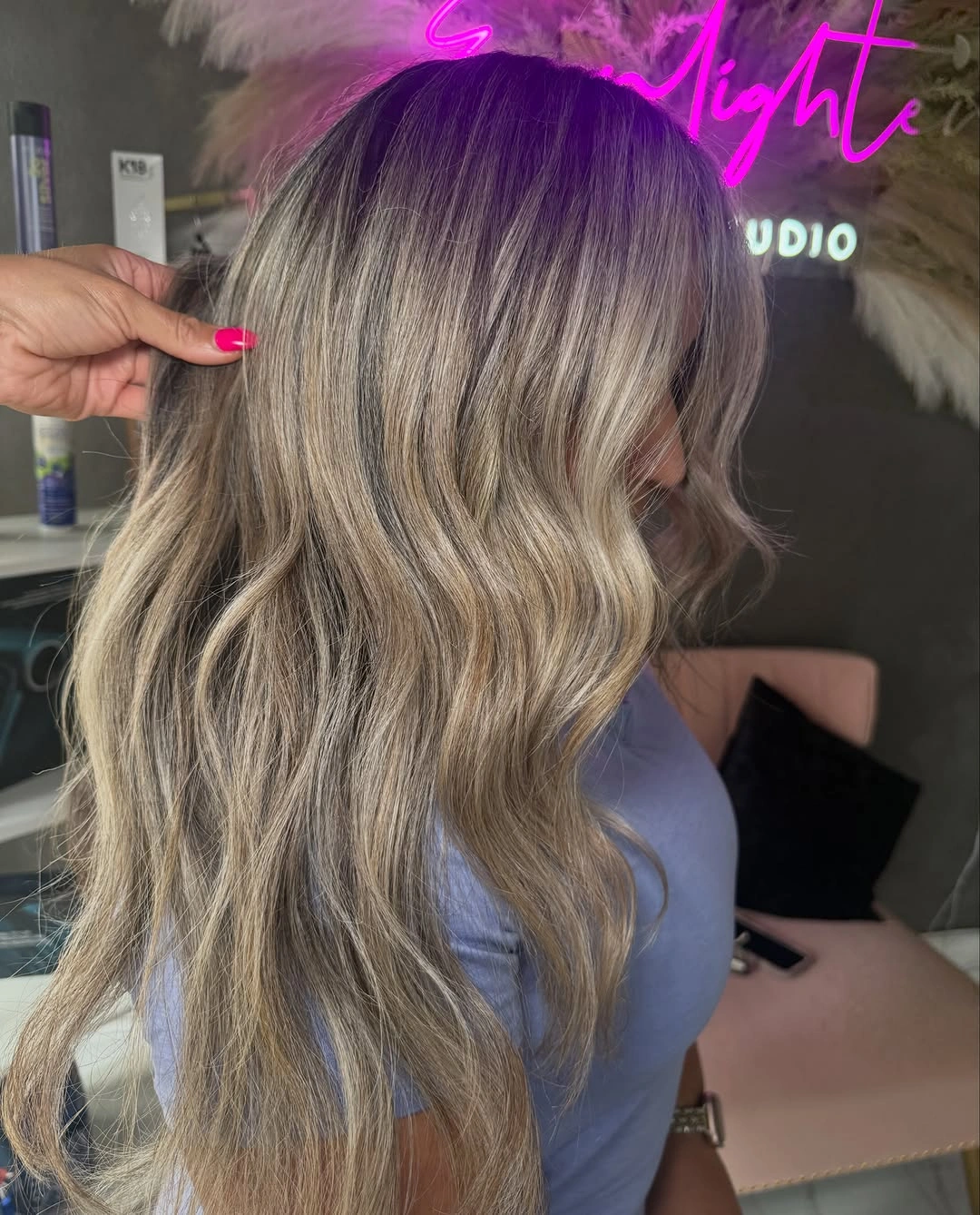 Long ash beige blonde waves with dark crown and lowlights